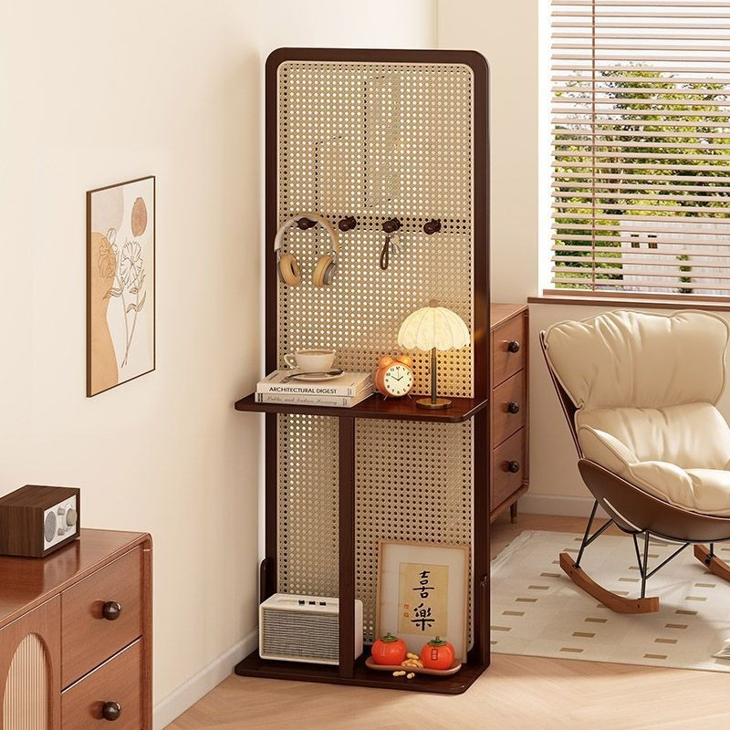 Shoji Screen Divider - ทางเข้าบ้านอยู่ตรงข้ามประตู มีฉากกั้นหวาย ทางเข้าห้องนั่งเล่น ตู้วางของนอกบ้าน ชั้นวางของ
